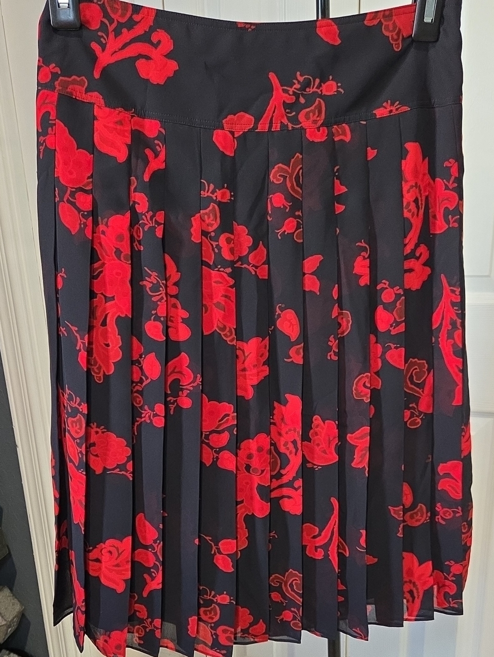 Sz 4 - Tory Burch Pleated Black Skirt with Red Floral Print